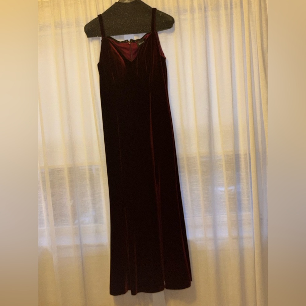 ♥️ Xscape Deep Red Velvet Gown